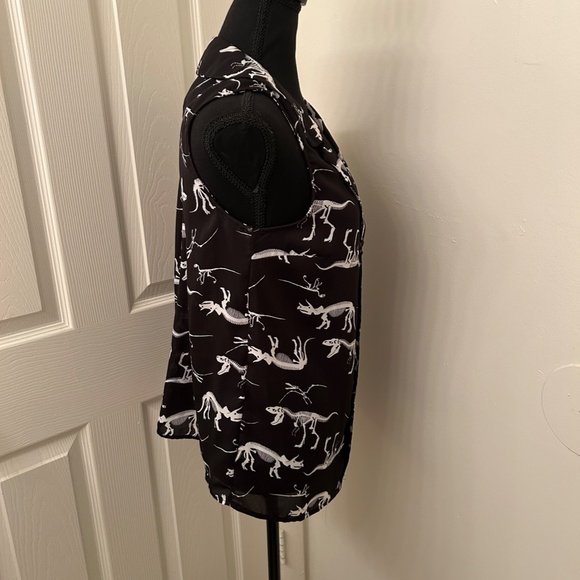 ModCloth Black and White Dinosaur Pattern Sleeveless Collared Blouse Size Medium - Picture 4 of 9